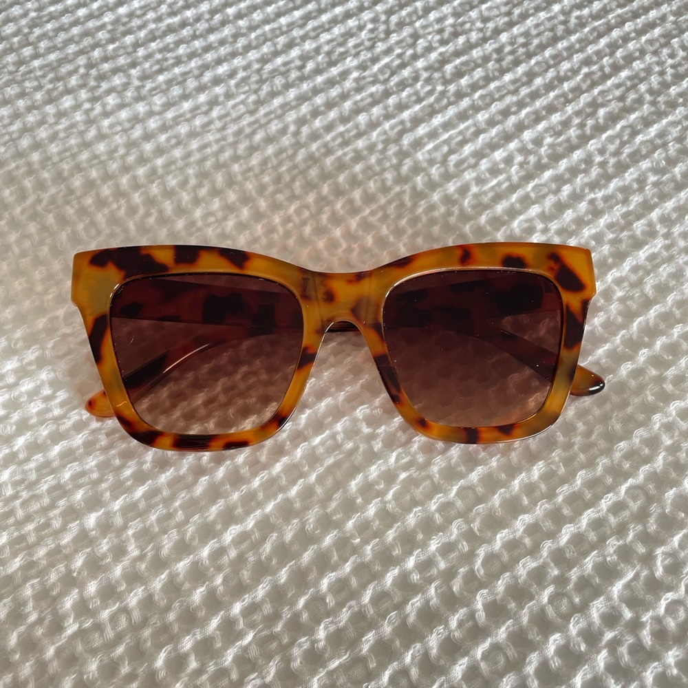 Altar’d State Tortoise Sunglasses - Picture 2 of 6